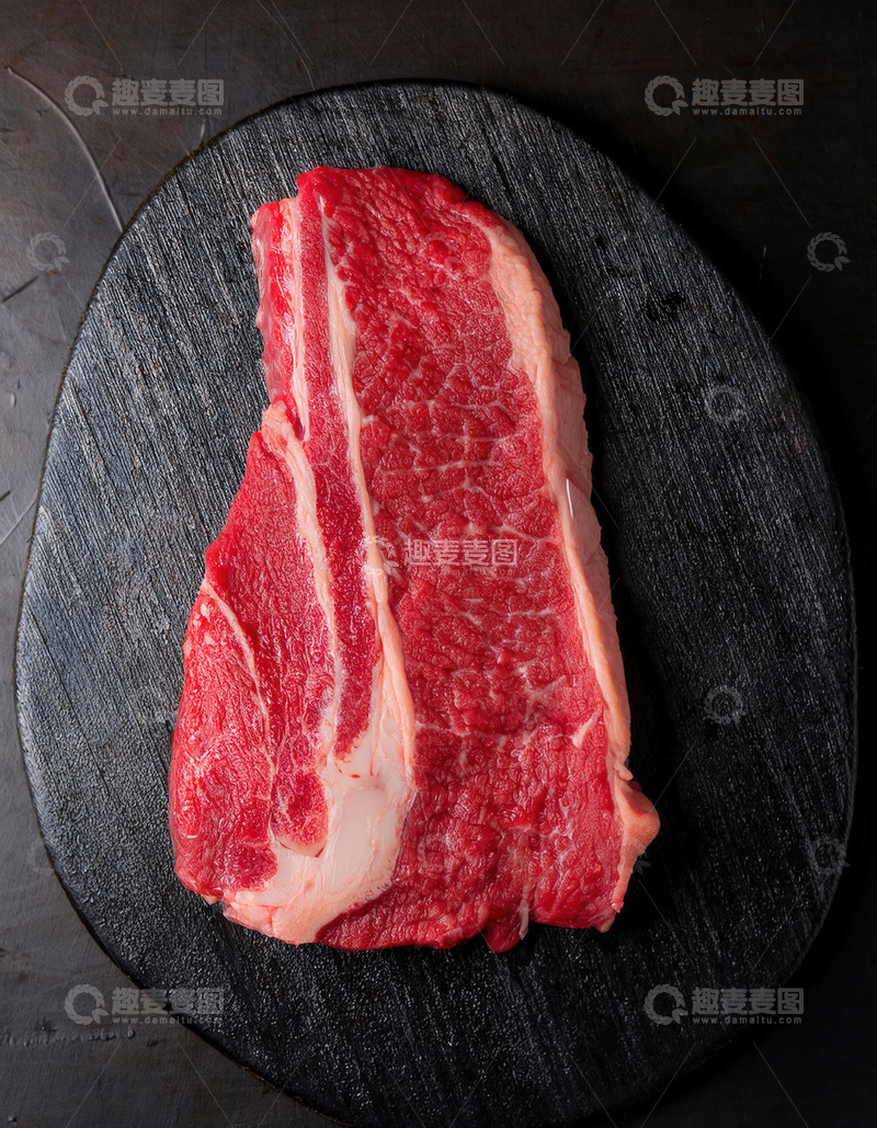 黑盘上纹理美妙的新鲜生牛排