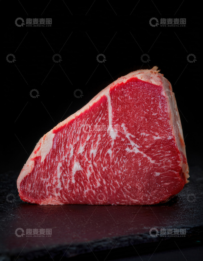 高清大图下载【趣麦麦图】黑石板上纹理细腻的鲜牛排