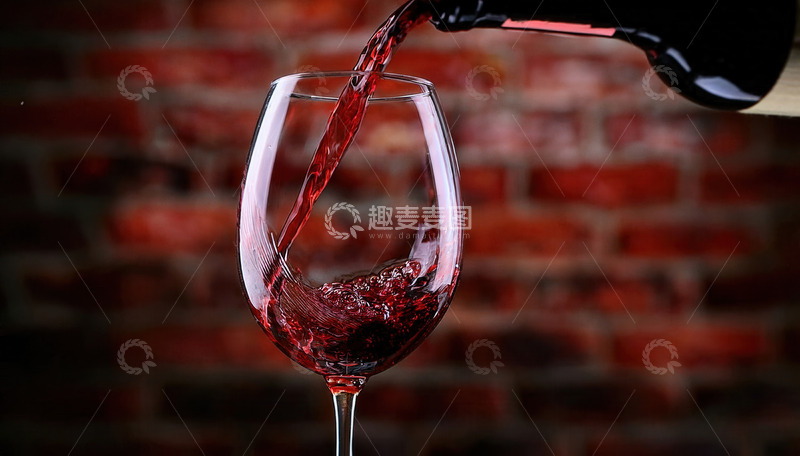 高清大图下载【趣麦麦图】向高脚杯倾倒红酒的砖墙背景场景