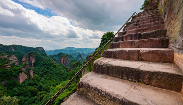 山间石梯蜿蜒，连接壮丽丹霞景