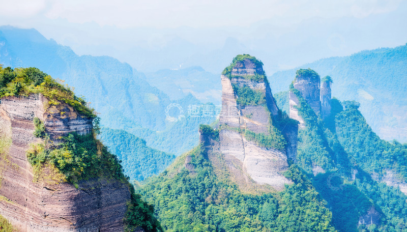 高清大图下载【趣麦麦图】雾岚中错落的植被覆体奇特山峰