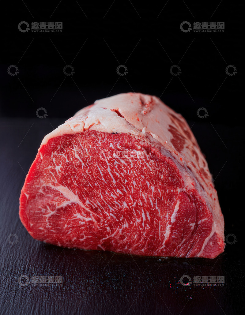 高清大图下载【趣麦麦图】黑底上色泽鲜美的生牛肉块