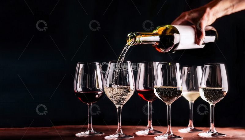 高清大图下载【趣麦麦图】手往排排酒杯倒酒的多样酒色画面