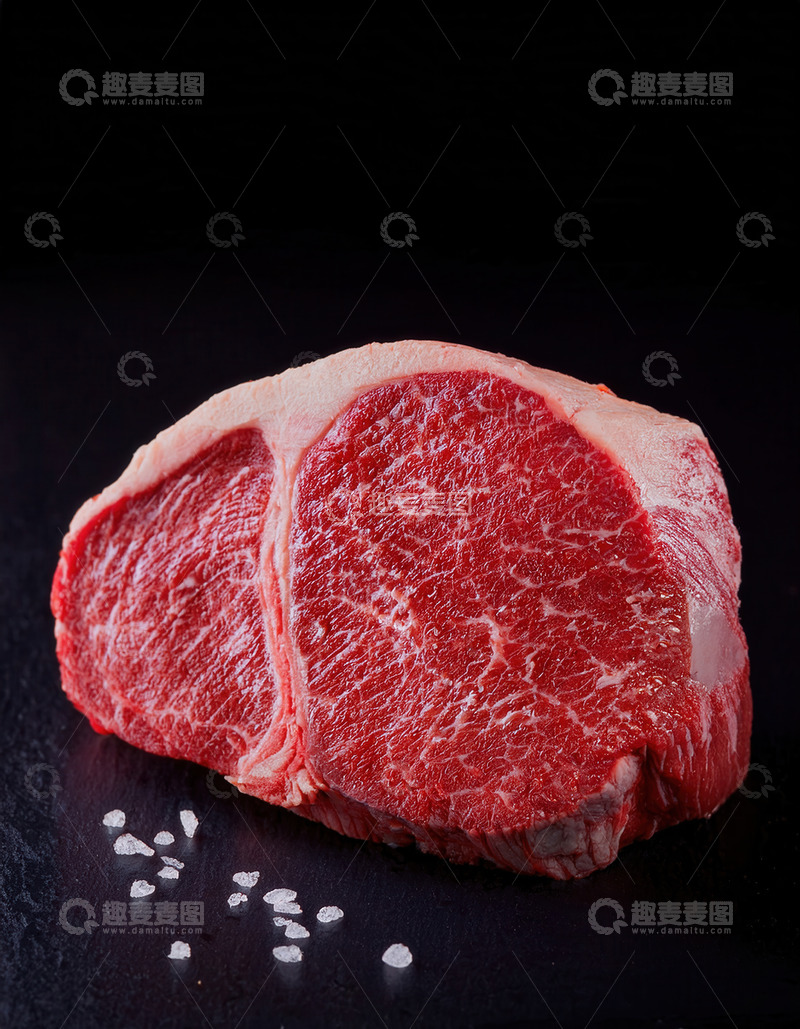 高清大图下载【趣麦麦图】黑底上鲜牛排配盐粒，待烹饪