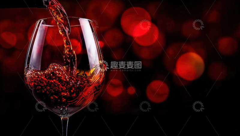 高清大图下载【趣麦麦图】红酒倾入高脚杯的梦幻光斑背景图