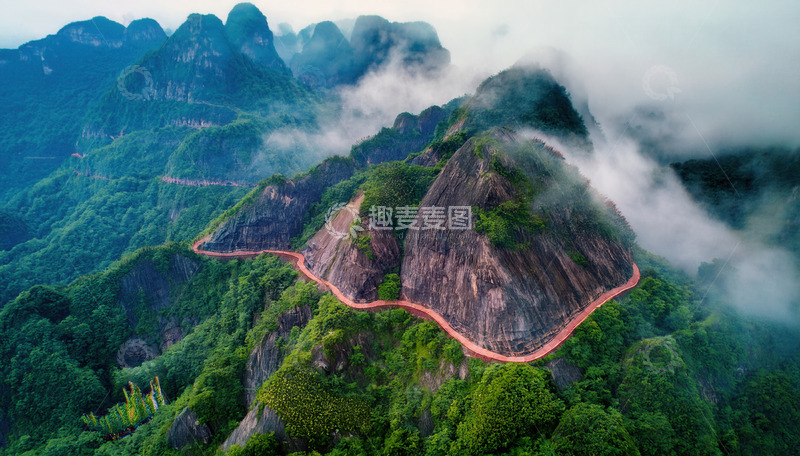 高清大图下载【趣麦麦图】云雾缭绕山间的蜿蜒红色公路