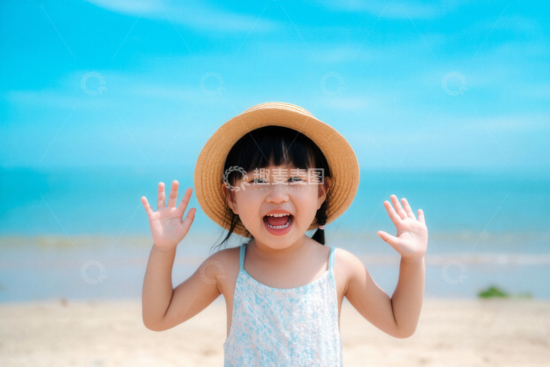 高清大图下载【趣麦麦图】小女孩在沙滩欢笑挥手超可爱