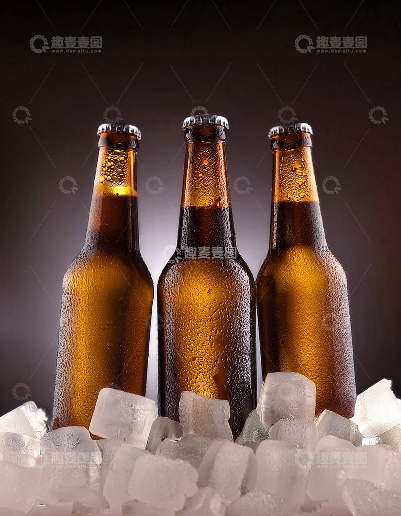 高清大图下载【趣麦麦图】三棕瓶啤酒与冰，静候惬意品尝
