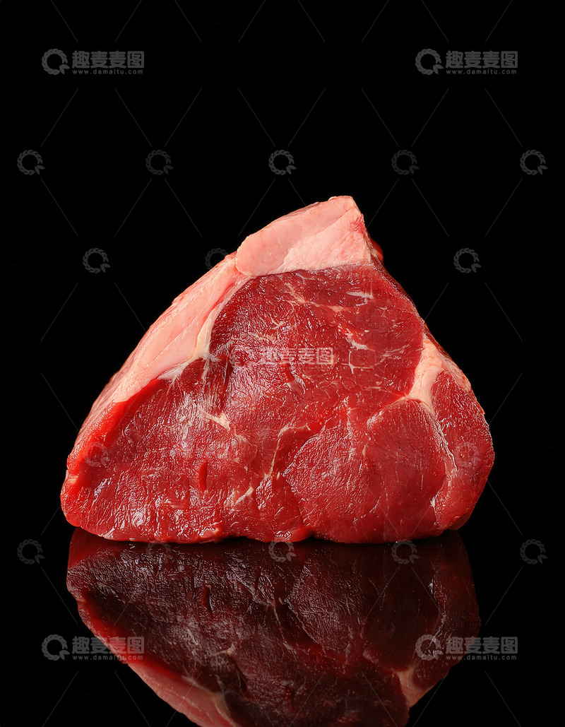 高清大图下载【趣麦麦图】黑底反光的鲜嫩多汁生牛肉块