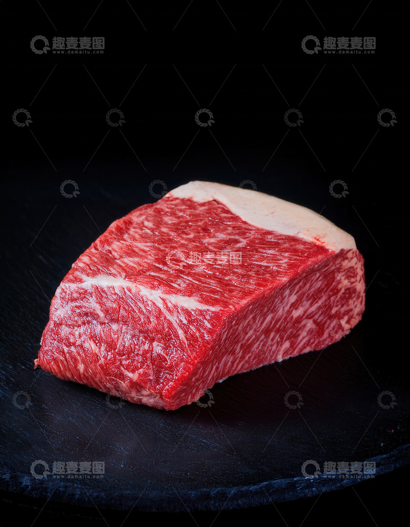 高清大图下载【趣麦麦图】黑底上纹理精美的鲜嫩牛肉块