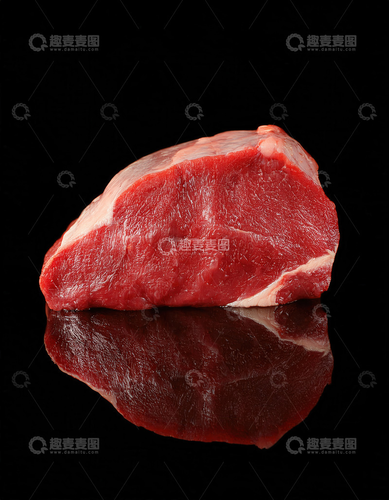 高清大图下载【趣麦麦图】黑底上色泽鲜美的生牛肉切块