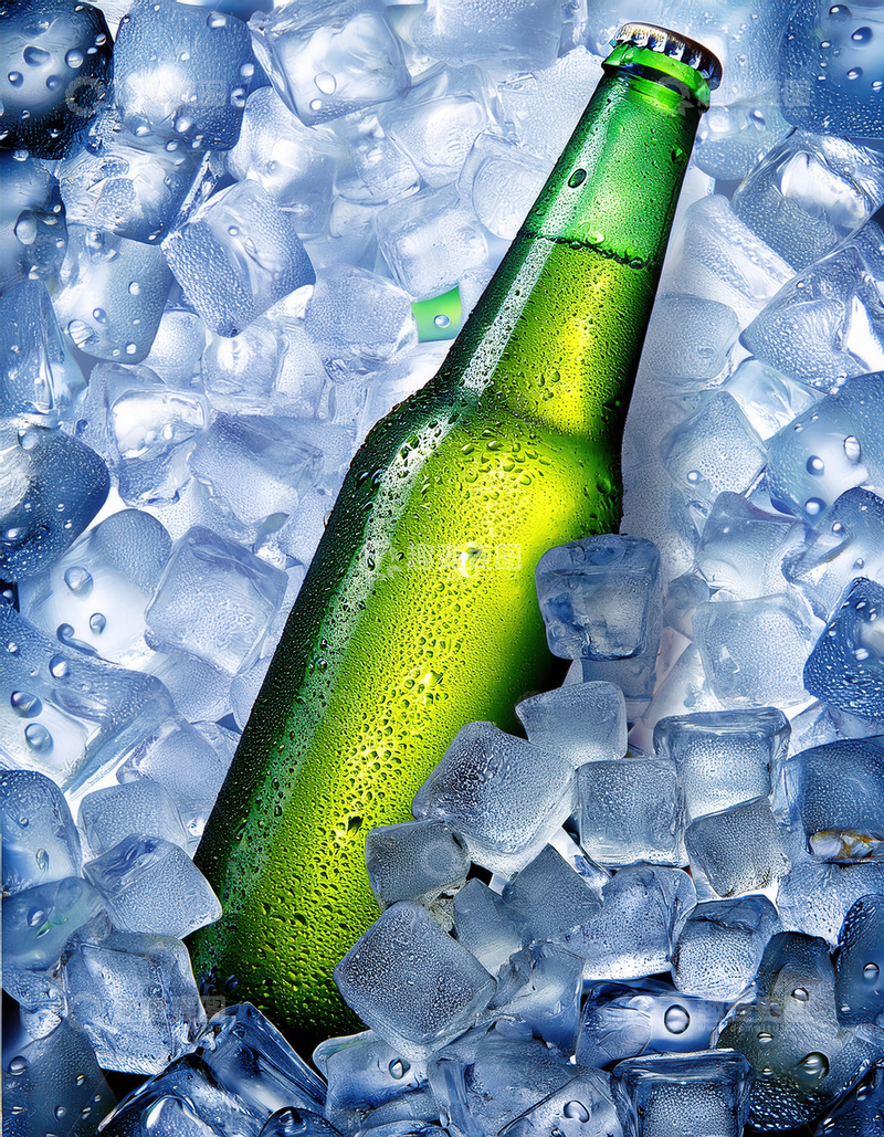 高清大图下载【趣麦麦图】绿瓶啤酒在冰中，散发沁凉气息