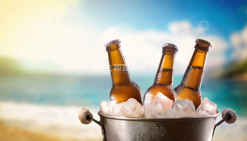 高清大图下载【趣麦麦图】海边冰桶，畅享冰爽啤酒时刻