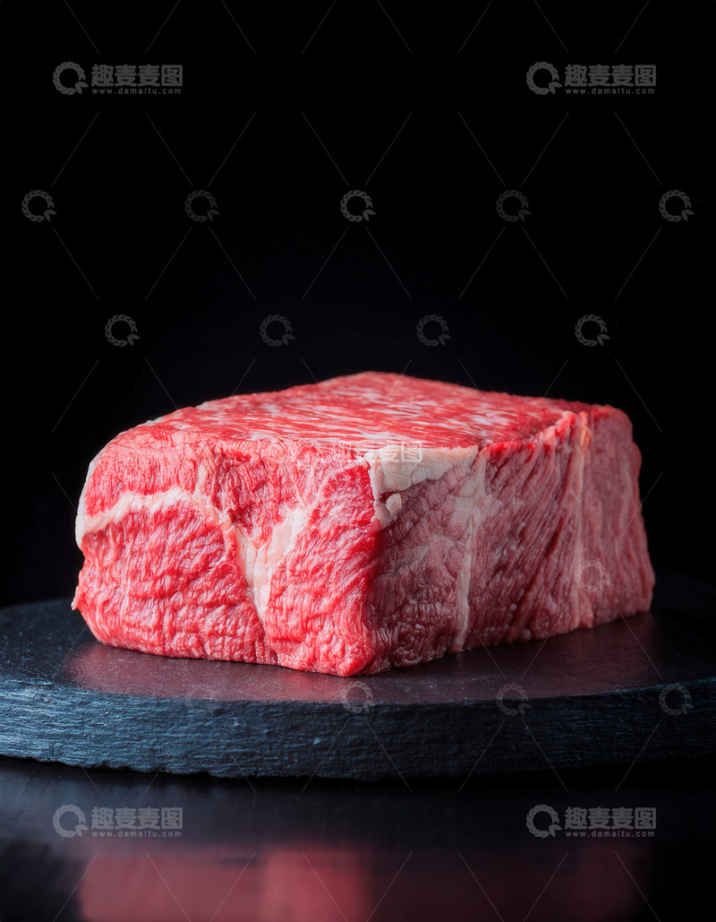 高清大图下载【趣麦麦图】黑石板上色泽红润的鲜牛肉块