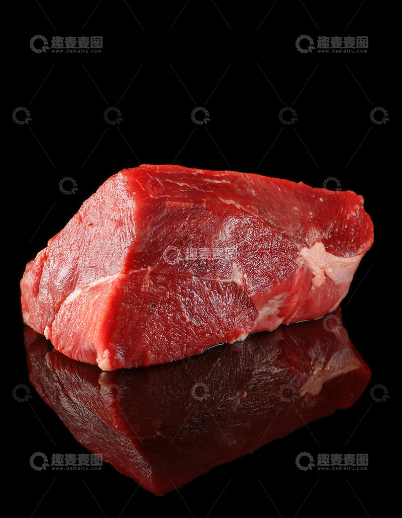 高清大图下载【趣麦麦图】黑底反光的新鲜优质生牛肉块