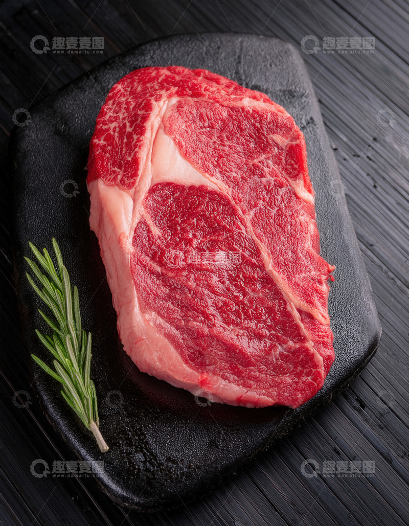 黑石板牛排配迷迭香，新鲜诱人