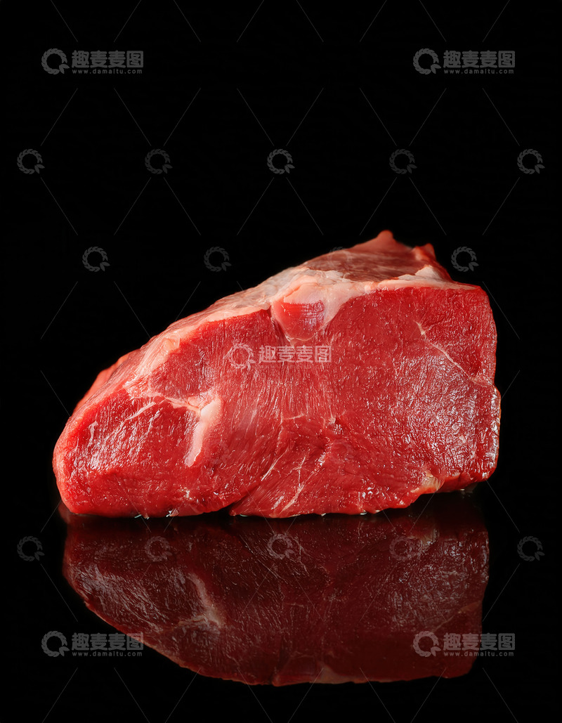 高清大图下载【趣麦麦图】黑色背景下的鲜嫩多汁生牛肉块