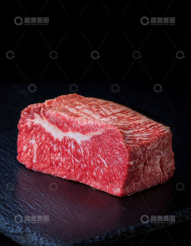 高清大图下载【趣麦麦图】黑石板上纹理清晰的新鲜牛肉块