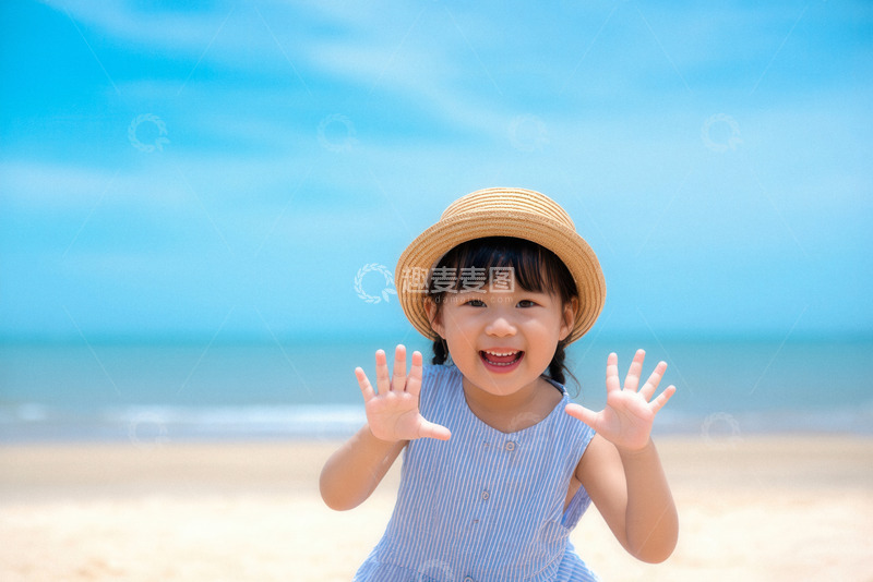 高清大图下载【趣麦麦图】小女孩在海边快乐地挥手欢笑
