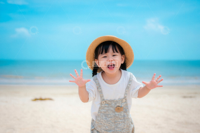 高清大图下载【趣麦麦图】萌娃海边开怀大笑，尽情撒欢