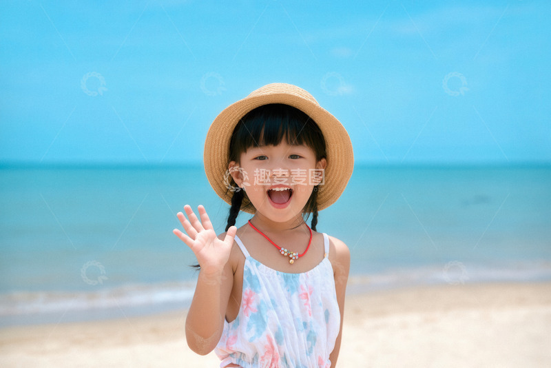 高清大图下载【趣麦麦图】海边萌娃开心挥手，笑容灿烂