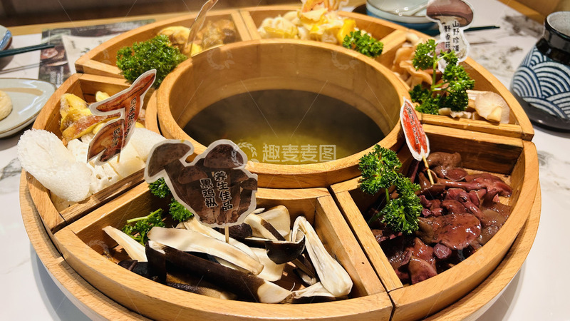 高清大图下载【趣麦麦图】木质转盘火锅盛宴