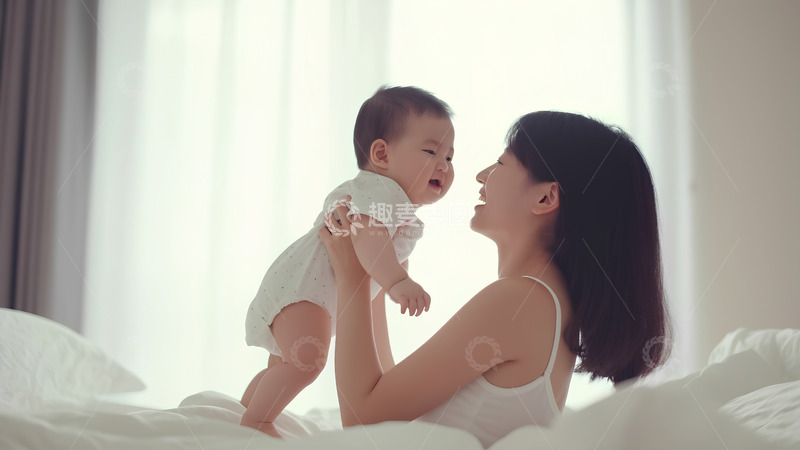 高清大图下载【趣麦麦图】母亲节妈妈抱着孩子坐在床上人像摄影