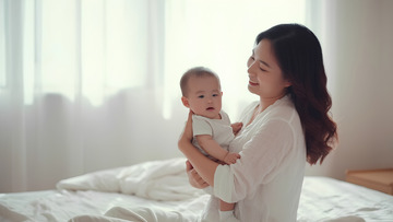 母亲节妈妈抱着孩子坐在床上人像摄影2