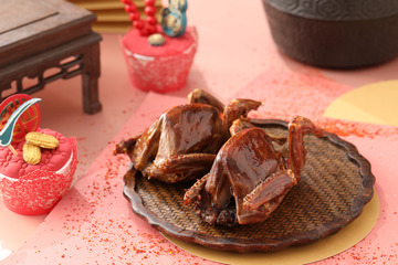 炭烧乳鸽摄影图