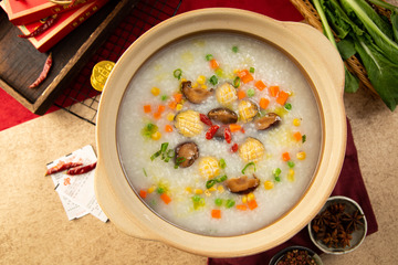 鲍鱼砂锅粥摄影图