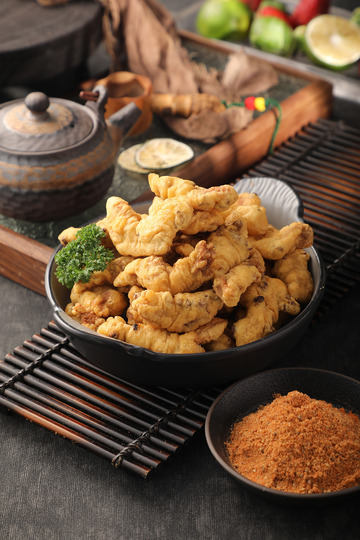 现炸小酥肉摄影图1