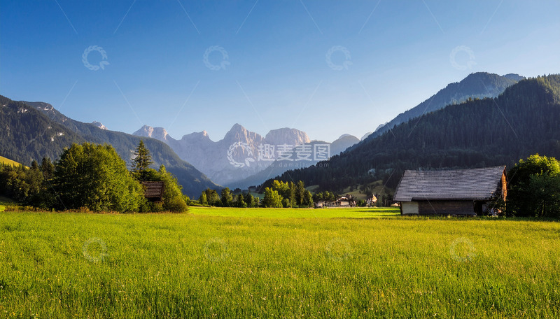 高清大图下载【趣麦麦图】山间草地旁的古朴小屋