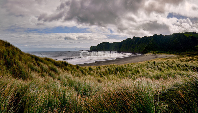 高清大图下载【趣麦麦图】多云天气的海滨草滩景致