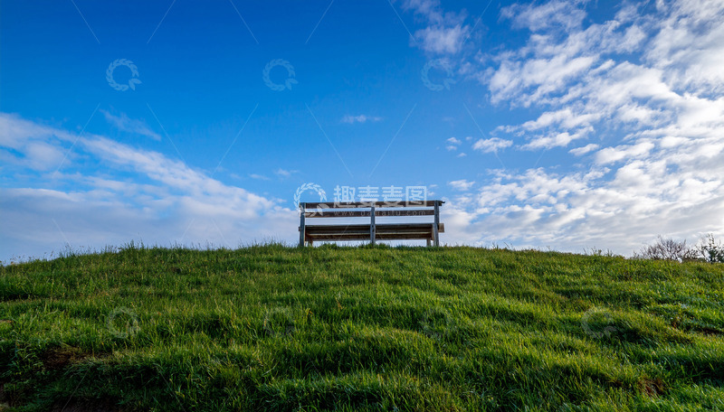 高清大图下载【趣麦麦图】草坡上的静谧长椅与蓝天