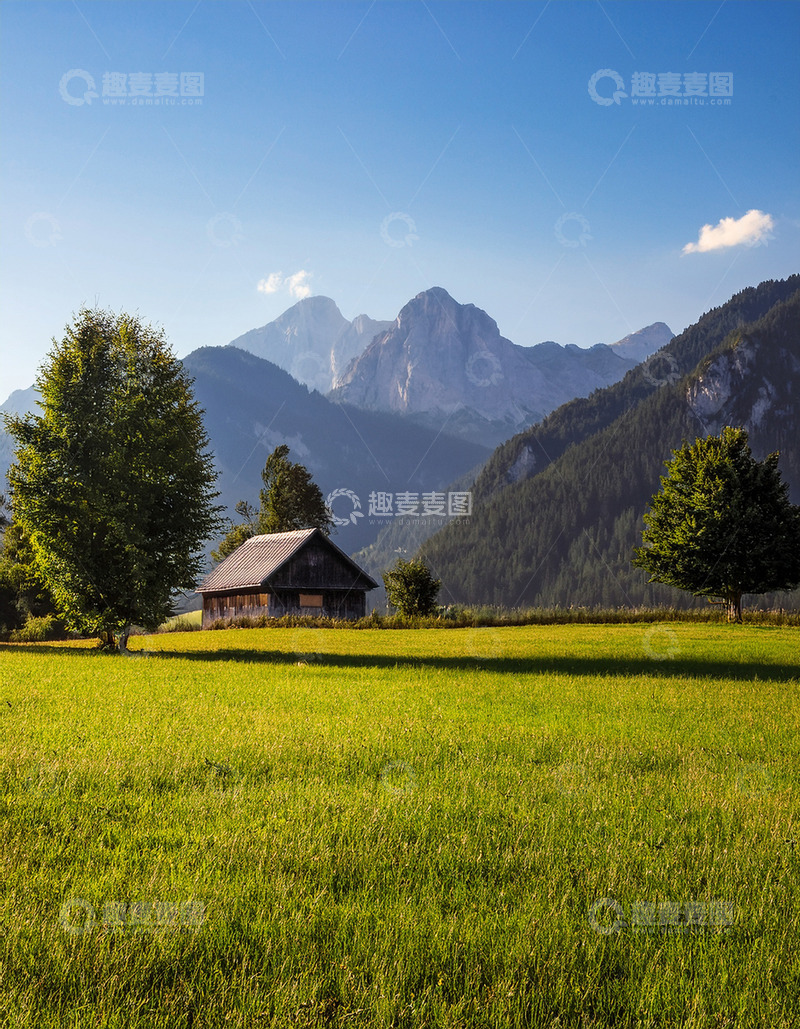 高清大图下载【趣麦麦图】山峦间的静谧乡村小屋