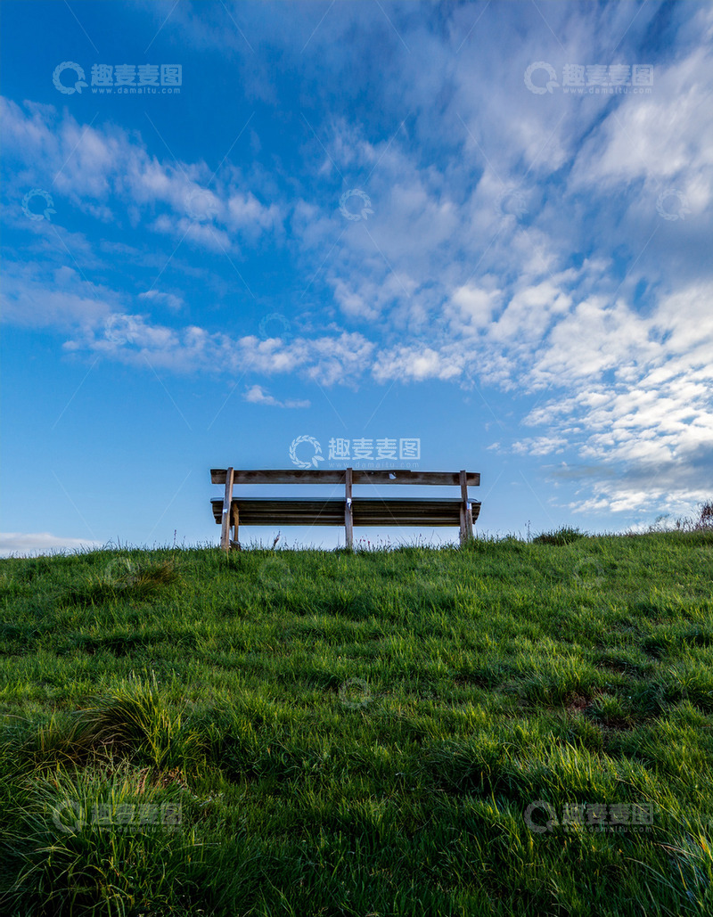 高清大图下载【趣麦麦图】草坡上的孤独长椅与蓝天