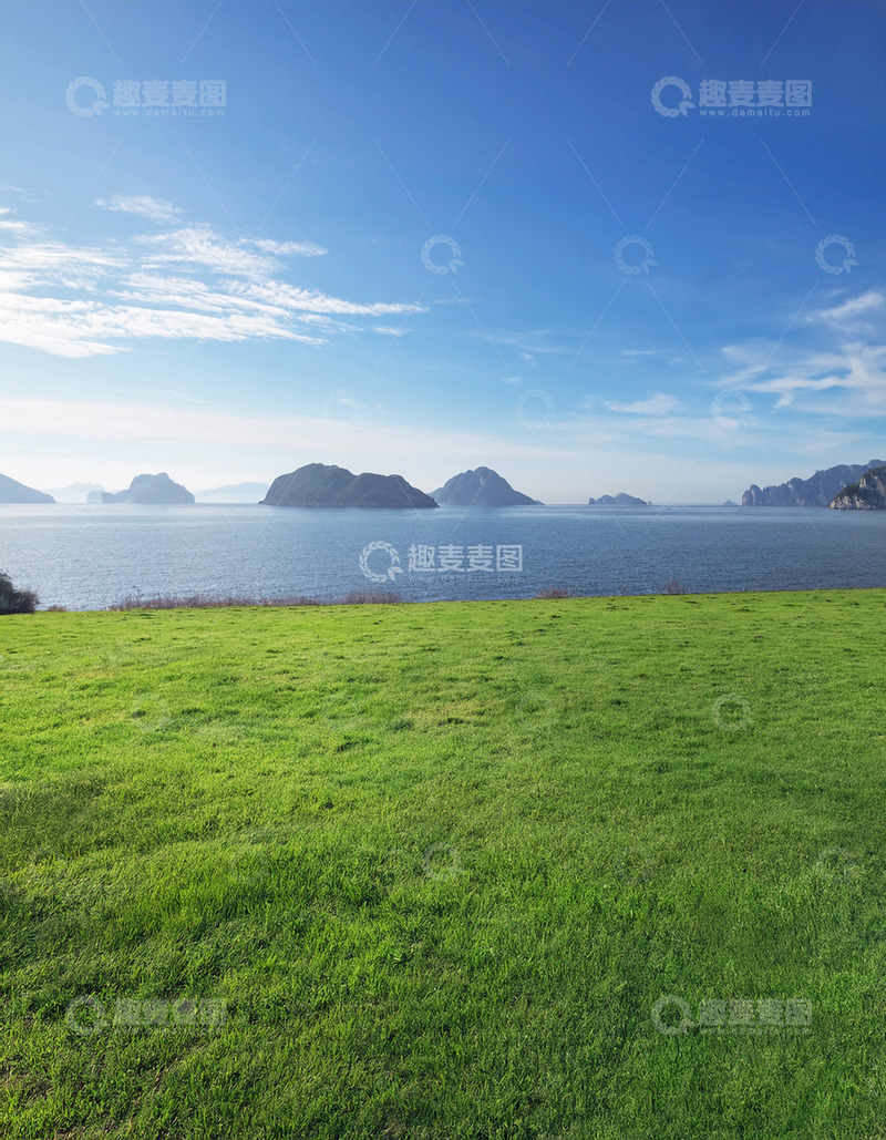 高清大图下载【趣麦麦图】晴朗天空下的海滨草地远景