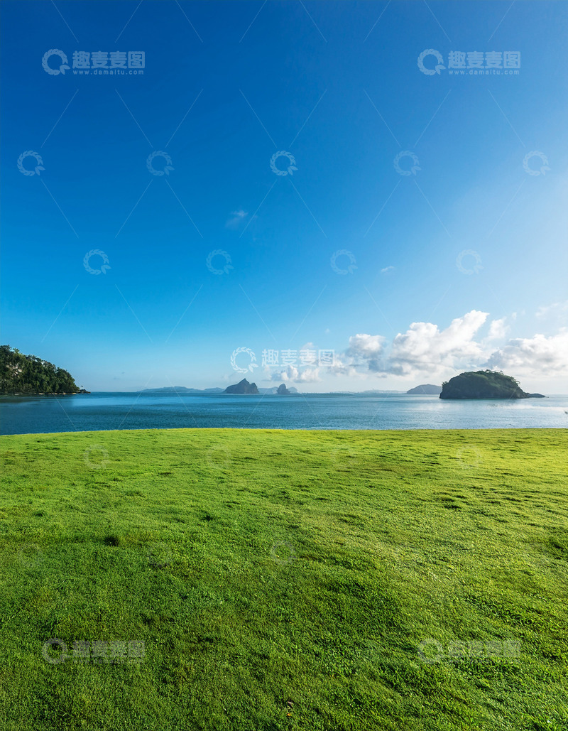 高清大图下载【趣麦麦图】广阔绿草地与蔚蓝大海景致
