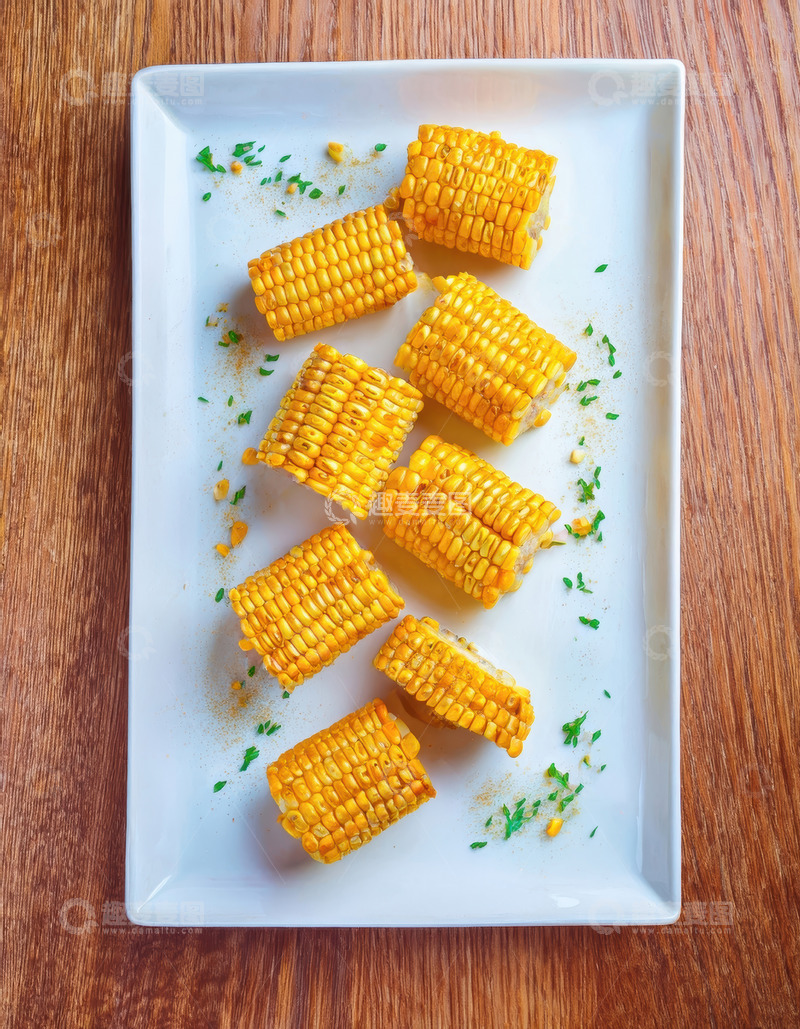 高清大图下载【趣麦麦图】白盘内切段调味的熟玉米