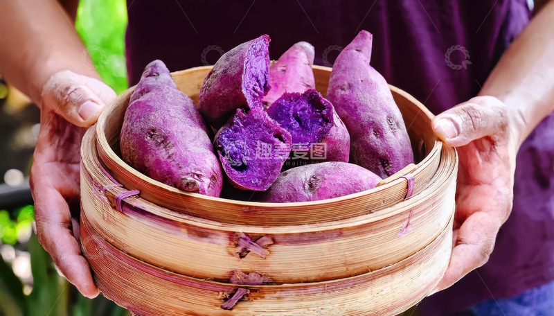 高清大图下载【趣麦麦图】双手捧竹笼中的紫薯