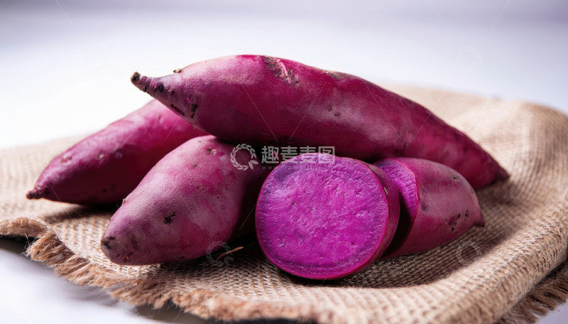 高清大图下载【趣麦麦图】麻布上摆放的紫薯及切片