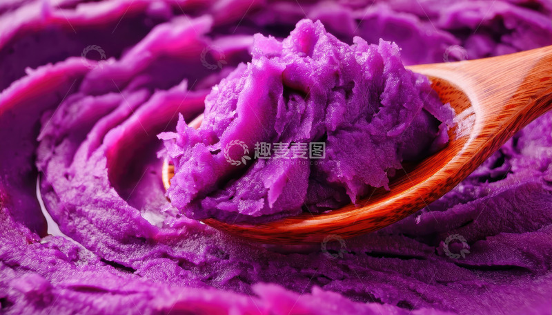 高清大图下载【趣麦麦图】木勺盛着的柔滑紫薯泥