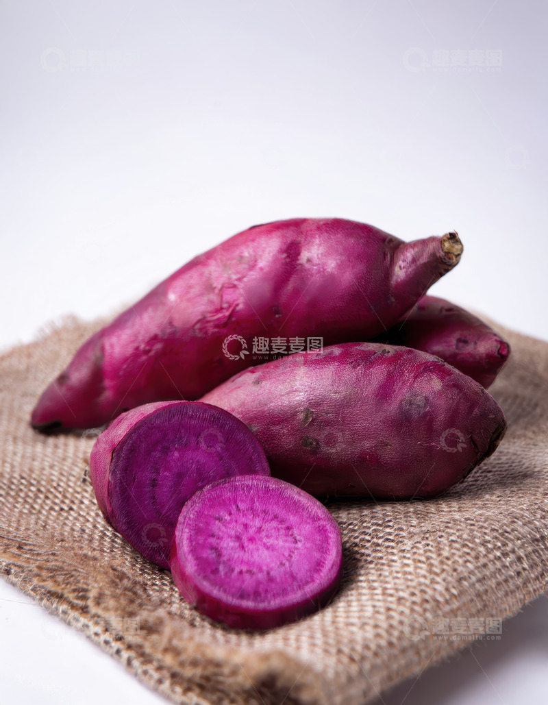 高清大图下载【趣麦麦图】麻布上紫薯及其切片展示