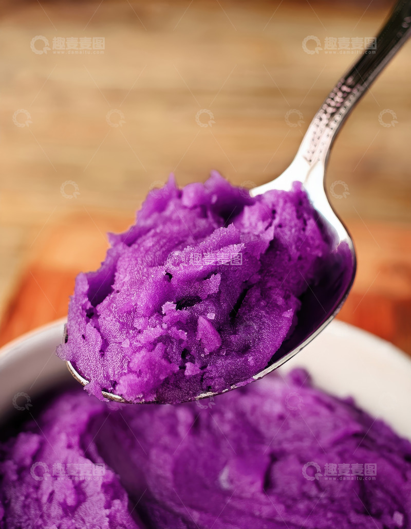 高清大图下载【趣麦麦图】白碗中勺子舀紫薯泥