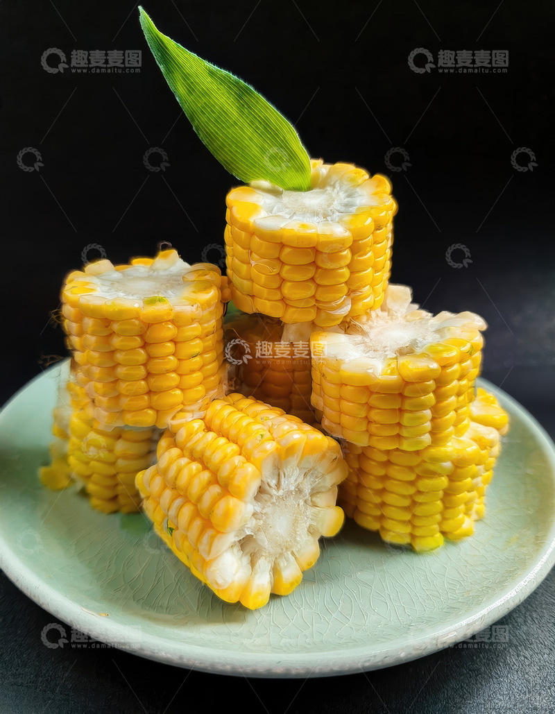 高清大图下载【趣麦麦图】黑底盘中堆叠的切段熟玉米