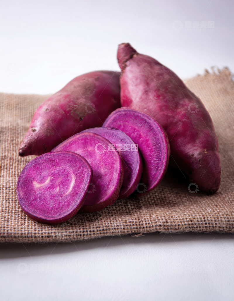 高清大图下载【趣麦麦图】麻布上紫薯切片与整薯