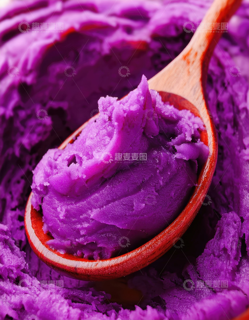 高清大图下载【趣麦麦图】木勺盛紫薯泥特写