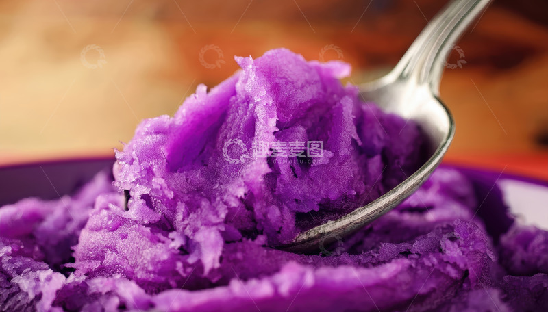高清大图下载【趣麦麦图】银勺盛起细腻紫薯泥