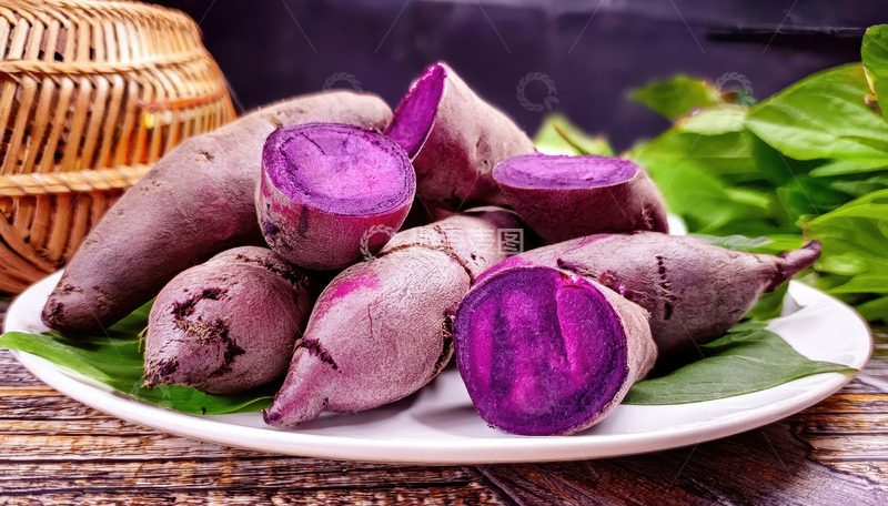高清大图下载【趣麦麦图】木桌白盘上带叶的紫薯