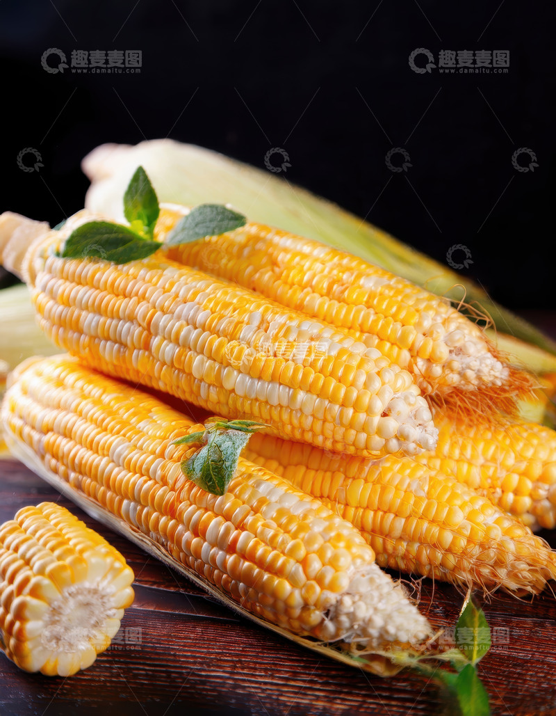 高清大图下载【趣麦麦图】黑底木桌堆叠的鲜黄玉米